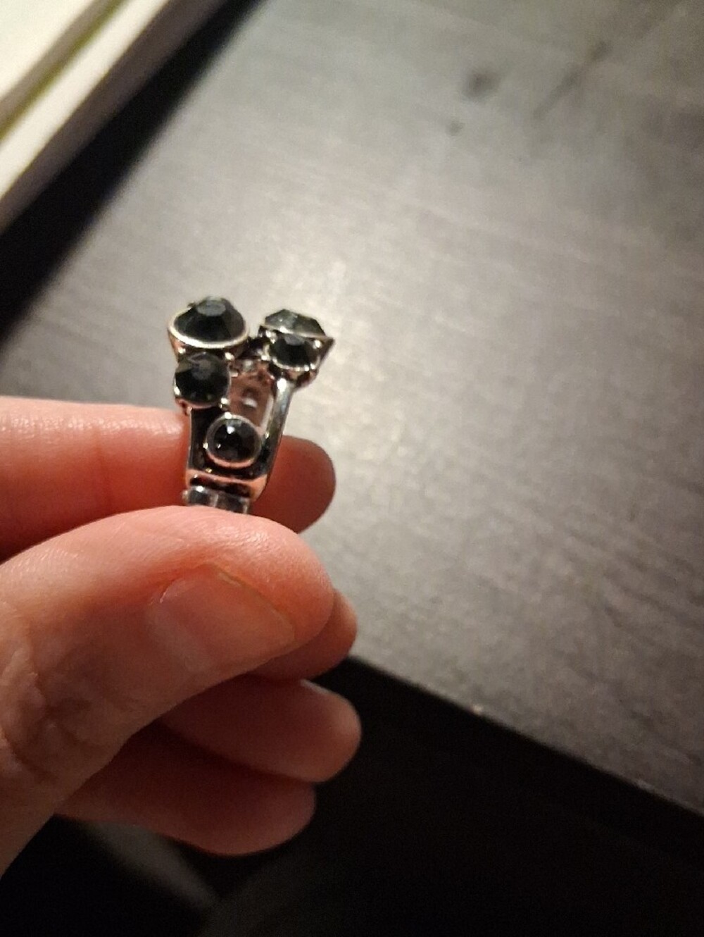 Source Unknown Silver-Tone Ring with Black Faceted Stones - Picture 6 of 7
